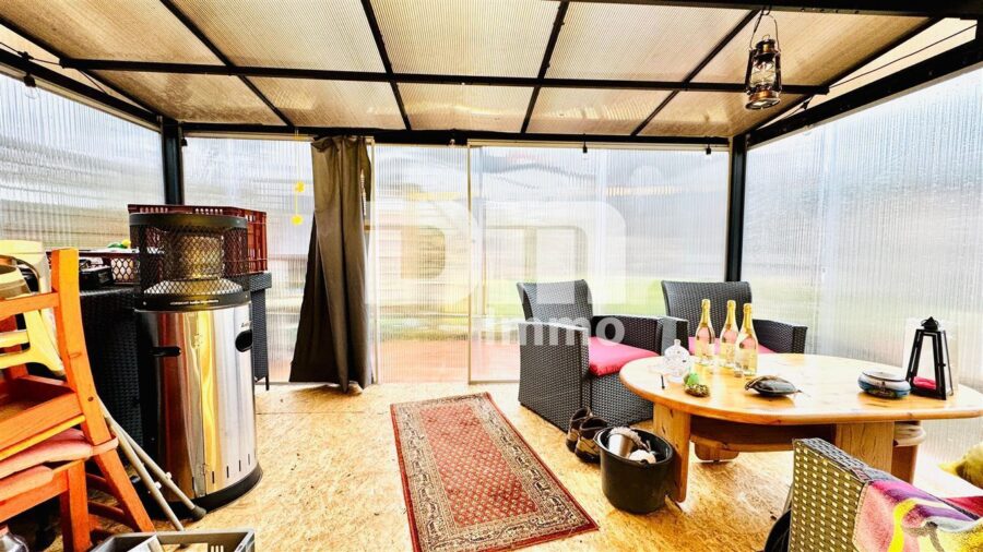 Hochwertiges Einfamilienhaus in traumhafter Ortsrandlage mit Einliegerbereich - EG Überdachte Terrasse 1